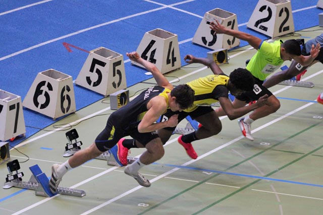 Manuel Núñez (ganz links) katapultiert sich aus den Startpflöcken. Foto: Stefan Hoenke