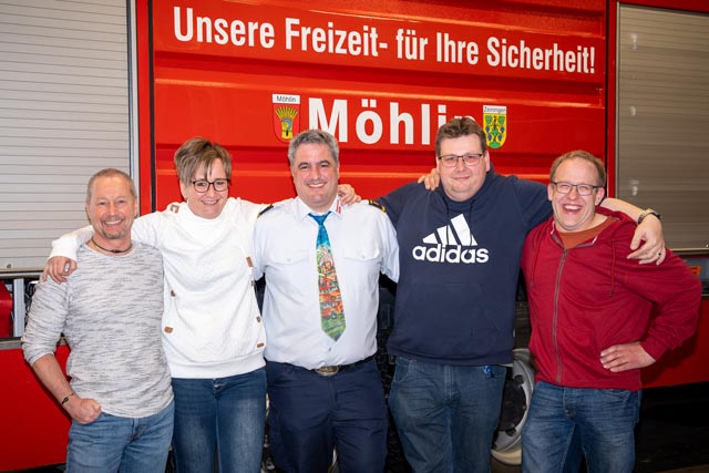 Bild v.l.: Rene Manser, Andrea Wirthlin, Kommandant Richard Urich, Claude Furrer und Ramon Bucheli. Foto: Christian Sägesser