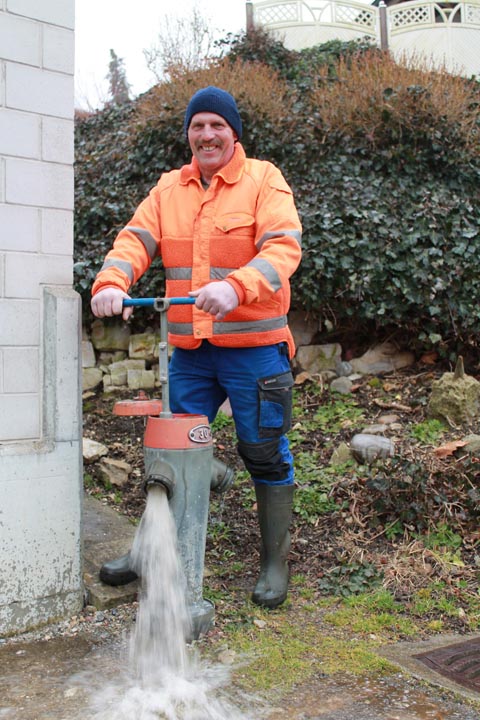 Die 92 Hydranten im Dorf müssen regelmässig gewartet werden. «Es ist wichtig, dass sie im Fall eines Löschensatzes der Feuerwehr funktionieren», sagt der erfahrene Brunnenmeister. Foto: Sonja Fasler