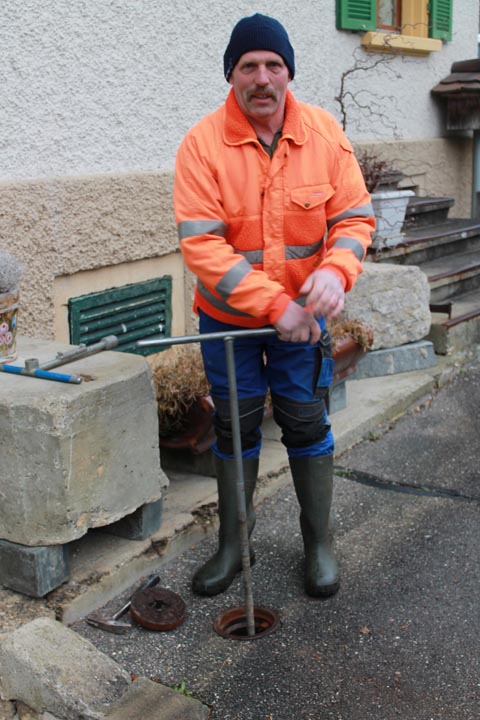 Ruedi Birri beim Schliessen eines Schiebers. Foto: Sonja Fasler 