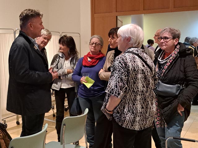 Prof. Reto W. Kressig im Gespräch mit VortragsbesucherInnen. Foto: zVg