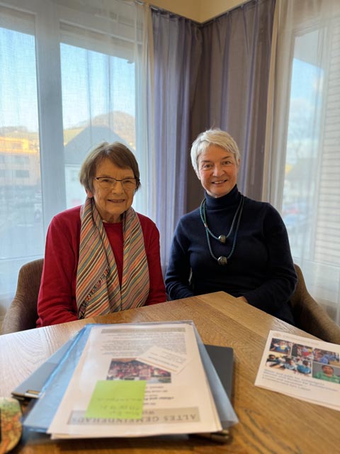 Ursula Nakamura-Stoecklin, Mitinitiatorin des Projekts «Water and Pads for School Girls» (links), und Alice Bieli, Organisatorin der Veranstaltung in Wölflinswil, beim Gespräch mit fricktal.info. Foto: Lilia Staiger